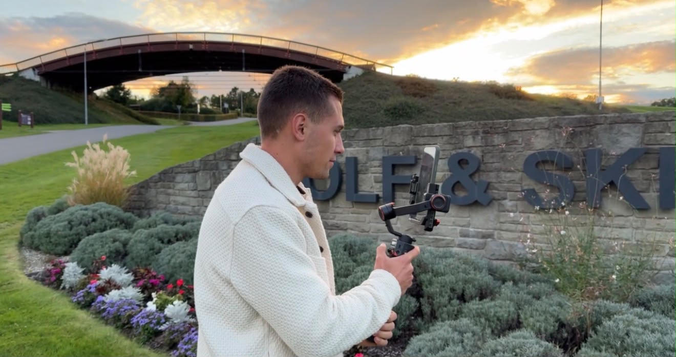 Natáčení na mobil s gimbalem v golfovém resortu při západu slunce